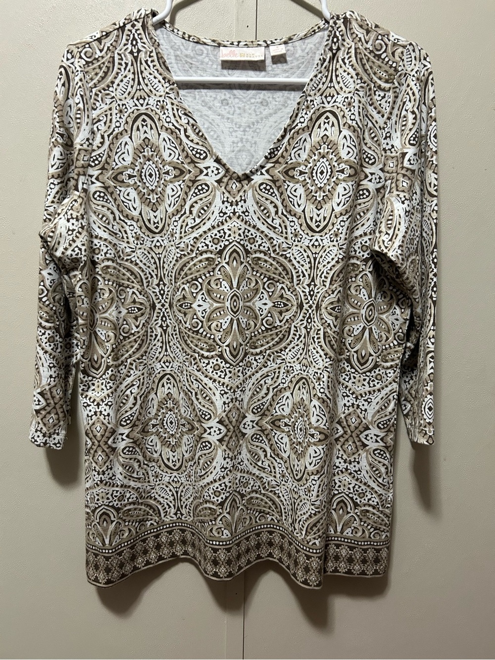 Belle by Kim Gravel V-Neck Long Sleeve Printed Women's Top in White and Tan